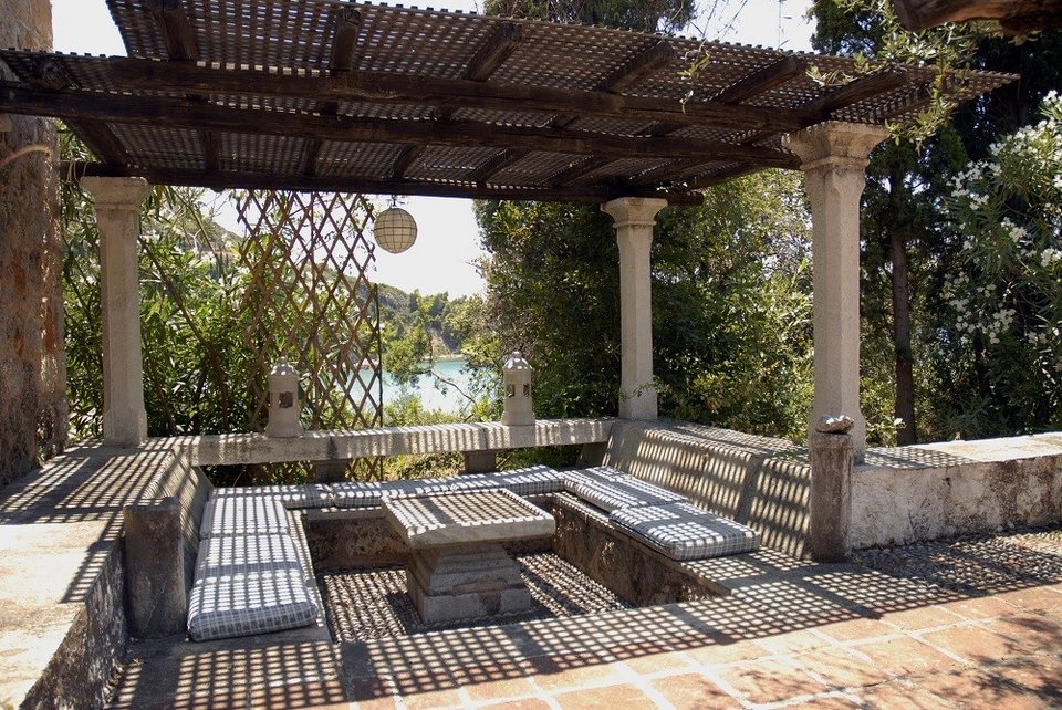 Οικία Φέρμορ -Το σπίτι στην Καρδαμύλη που θεωρείται ένα από τα ωραιότερα στη χώρα: Σε ένα βράχο πάνω από τη θάλασσα, με αυλές όνειρο [εικόνες] | iefimerida.gr 1