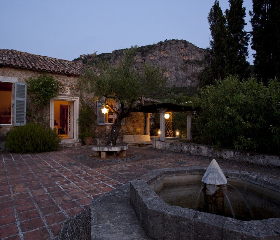 Οικία Φέρμορ -Το σπίτι στην Καρδαμύλη που θεωρείται ένα από τα ωραιότερα στη χώρα: Σε ένα βράχο πάνω από τη θάλασσα, με αυλές όνειρο [εικόνες] | iefimerida.gr 2