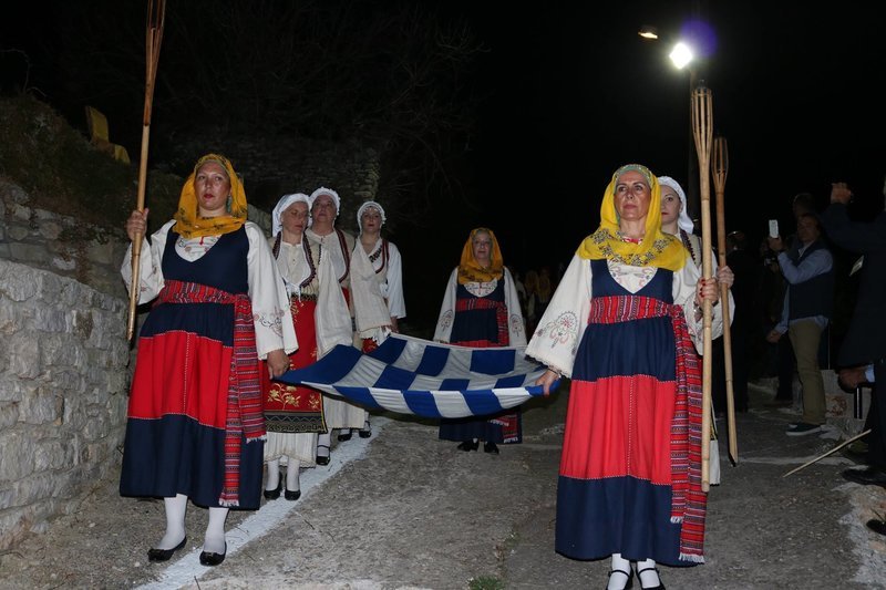 Λαμπαδηφορίες στο Σιδηρόκαστρο: Ενα μοναδικό ιστορικό έθιμο για τους ήρωες του 1821 [εικόνες & βίντεο] | iefimerida.gr 6