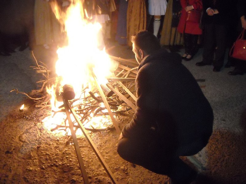 Λαμπαδηφορίες στο Σιδηρόκαστρο: Ενα μοναδικό ιστορικό έθιμο για τους ήρωες του 1821 [εικόνες & βίντεο] | iefimerida.gr 5