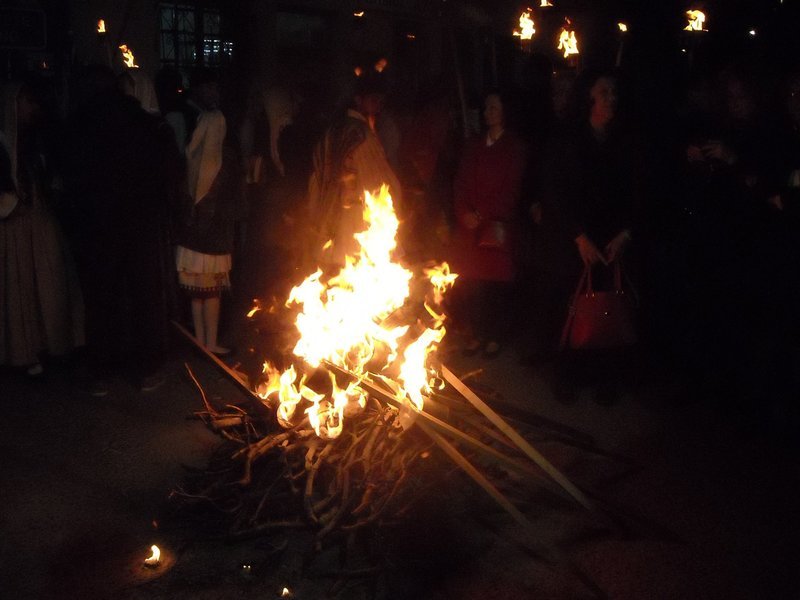 Λαμπαδηφορίες στο Σιδηρόκαστρο: Ενα μοναδικό ιστορικό έθιμο για τους ήρωες του 1821 [εικόνες & βίντεο] | iefimerida.gr 4