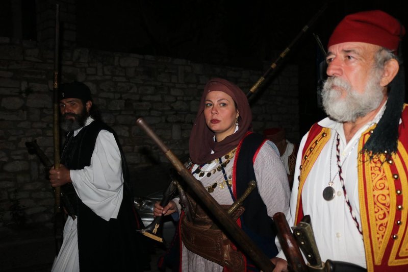 Λαμπαδηφορίες στο Σιδηρόκαστρο: Ενα μοναδικό ιστορικό έθιμο για τους ήρωες του 1821 [εικόνες & βίντεο] | iefimerida.gr 3