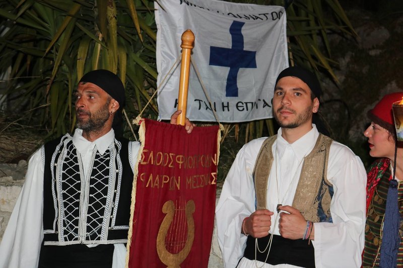 Λαμπαδηφορίες στο Σιδηρόκαστρο: Ενα μοναδικό ιστορικό έθιμο για τους ήρωες του 1821 [εικόνες & βίντεο] | iefimerida.gr 2