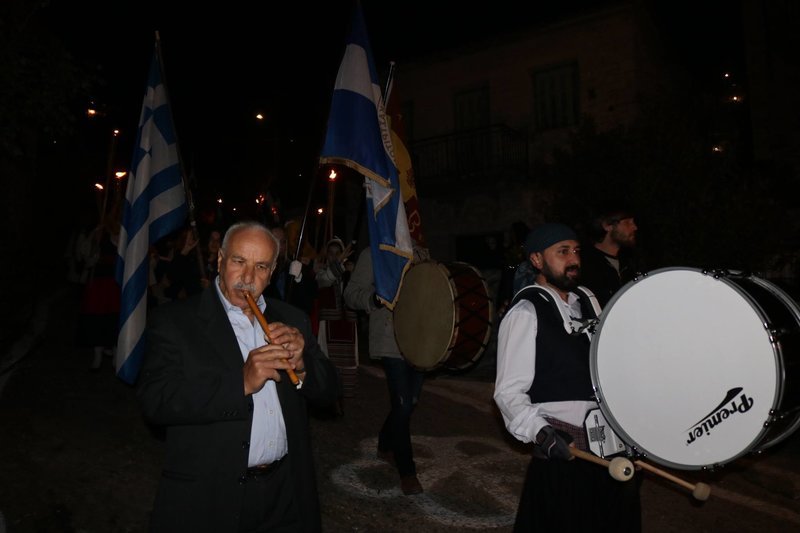 Λαμπαδηφορίες στο Σιδηρόκαστρο: Ενα μοναδικό ιστορικό έθιμο για τους ήρωες του 1821 [εικόνες & βίντεο] | iefimerida.gr 1