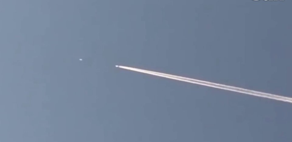 Viral βίντεο με UFO να προσπερνά επιβατικό αεροσκάφος στις ΗΠΑ [βίντεο]  | iefimerida.gr 1