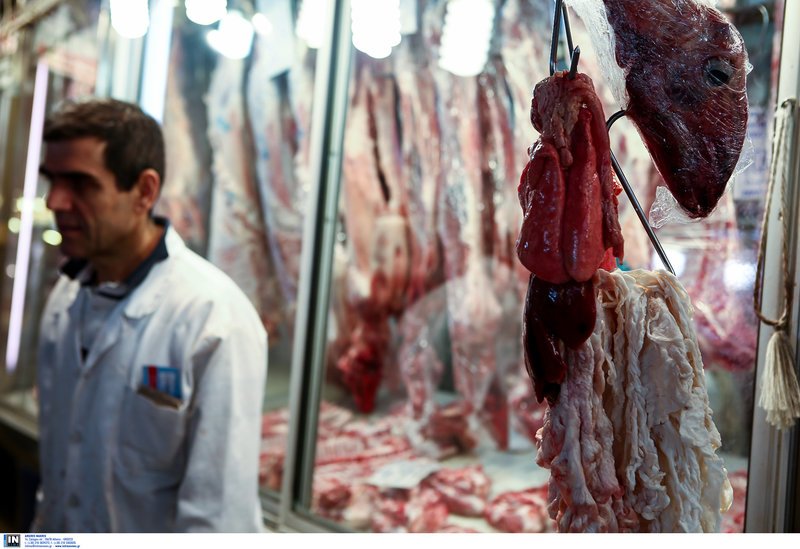 Στη Βαρβάκειο ακονίζουν μαχαίρια και μπαλτάδες -Οι κρεοπώλες ετοιμάζονται για το Πάσχα [εικόνες] | iefimerida.gr 9