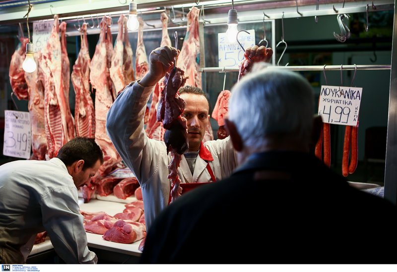 Στη Βαρβάκειο ακονίζουν μαχαίρια και μπαλτάδες -Οι κρεοπώλες ετοιμάζονται για το Πάσχα [εικόνες] | iefimerida.gr 0