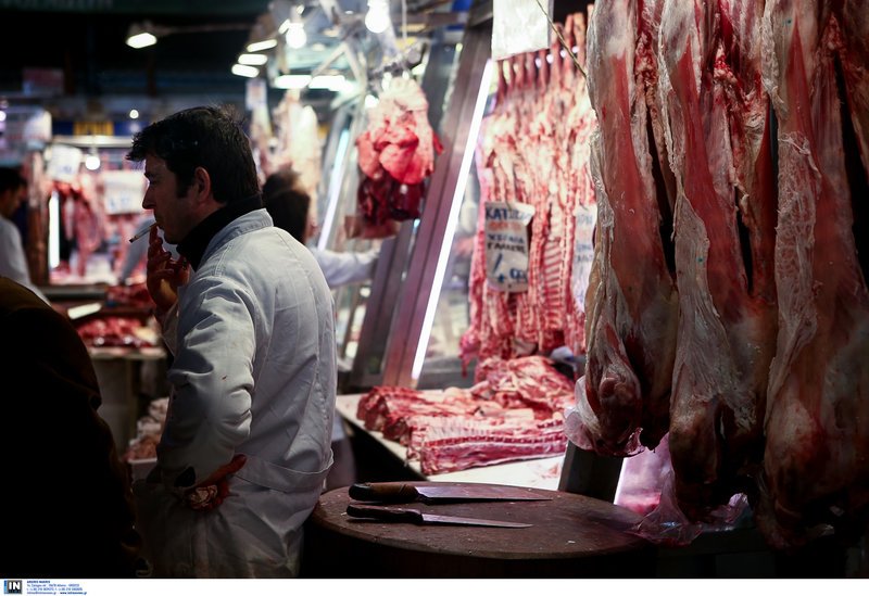 Στη Βαρβάκειο ακονίζουν μαχαίρια και μπαλτάδες -Οι κρεοπώλες ετοιμάζονται για το Πάσχα [εικόνες] | iefimerida.gr 1