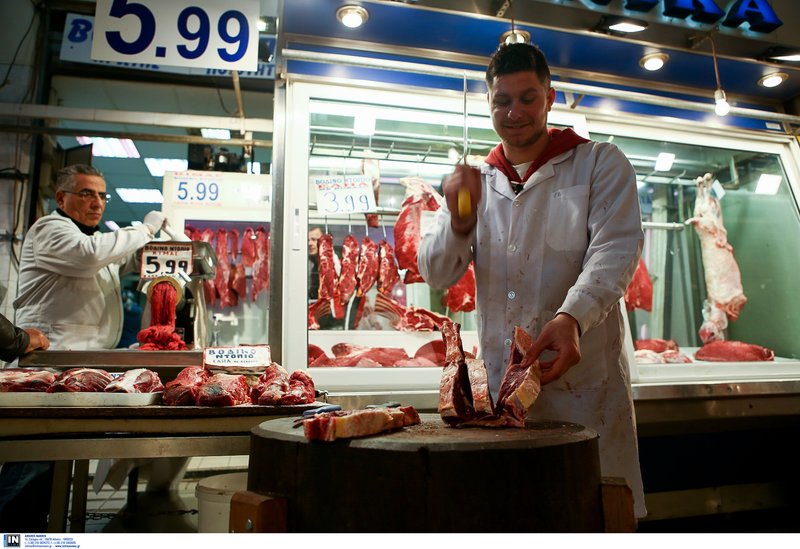 Στη Βαρβάκειο ακονίζουν μαχαίρια και μπαλτάδες -Οι κρεοπώλες ετοιμάζονται για το Πάσχα [εικόνες] | iefimerida.gr 2