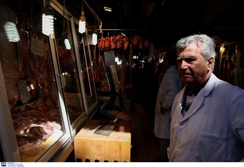 Στη Βαρβάκειο ακονίζουν μαχαίρια και μπαλτάδες -Οι κρεοπώλες ετοιμάζονται για το Πάσχα [εικόνες] | iefimerida.gr 3