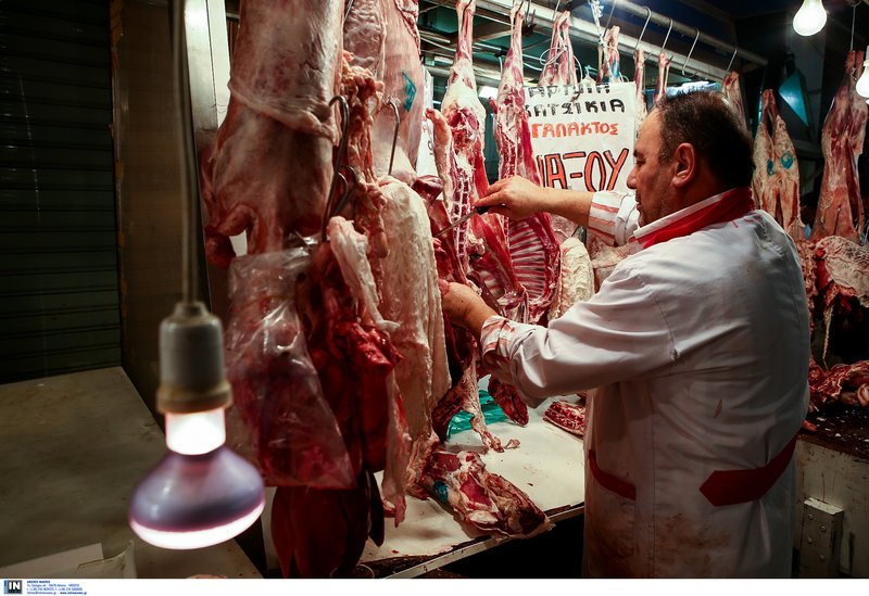 Στη Βαρβάκειο ακονίζουν μαχαίρια και μπαλτάδες -Οι κρεοπώλες ετοιμάζονται για το Πάσχα [εικόνες] | iefimerida.gr 4
