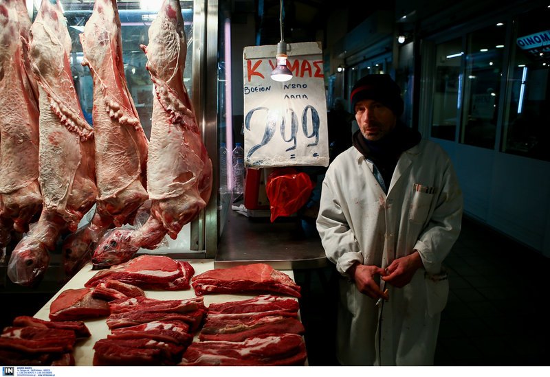 Στη Βαρβάκειο ακονίζουν μαχαίρια και μπαλτάδες -Οι κρεοπώλες ετοιμάζονται για το Πάσχα [εικόνες] | iefimerida.gr 5
