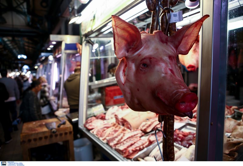 Στη Βαρβάκειο ακονίζουν μαχαίρια και μπαλτάδες -Οι κρεοπώλες ετοιμάζονται για το Πάσχα [εικόνες] | iefimerida.gr 6