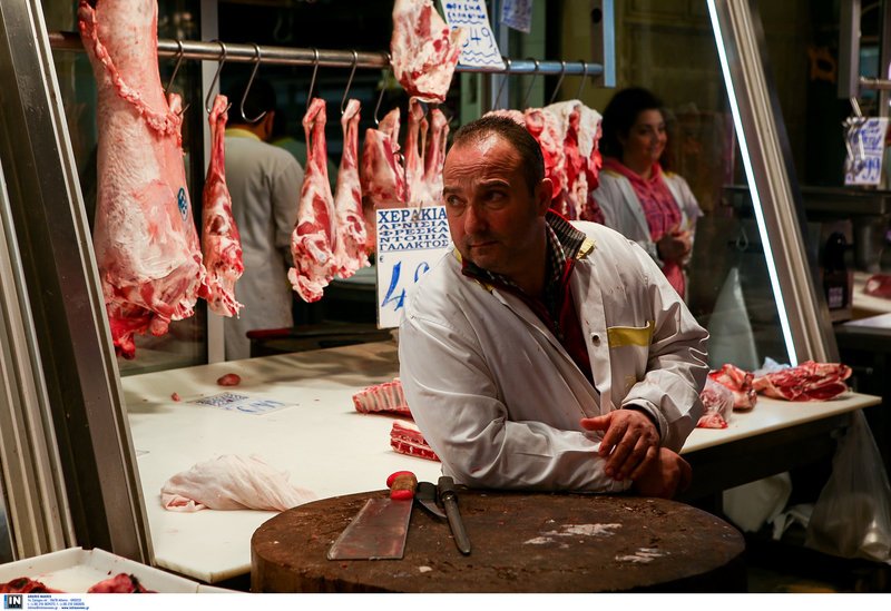 Στη Βαρβάκειο ακονίζουν μαχαίρια και μπαλτάδες -Οι κρεοπώλες ετοιμάζονται για το Πάσχα [εικόνες] | iefimerida.gr 7