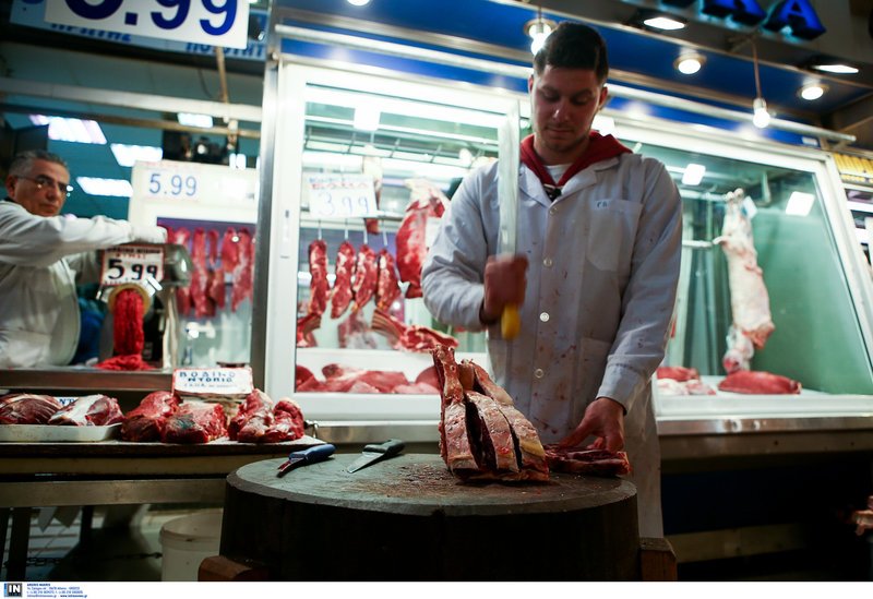 Στη Βαρβάκειο ακονίζουν μαχαίρια και μπαλτάδες -Οι κρεοπώλες ετοιμάζονται για το Πάσχα [εικόνες] | iefimerida.gr 8