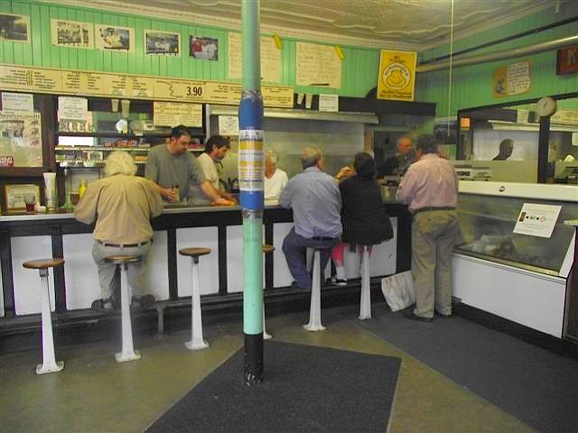 Το εμβληματικό εστιατόριο του Μόντρεαλ που συρρέουν οι τουρίστες -Απαράλλαχτο από το 1932 [εικόνες] | iefimerida.gr 3