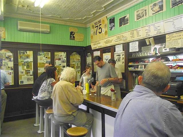 Το εμβληματικό εστιατόριο του Μόντρεαλ που συρρέουν οι τουρίστες -Απαράλλαχτο από το 1932 [εικόνες] | iefimerida.gr 1