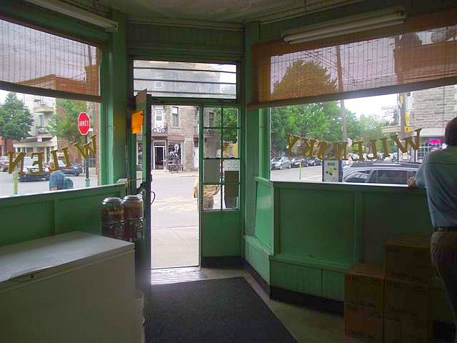 Το εμβληματικό εστιατόριο του Μόντρεαλ που συρρέουν οι τουρίστες -Απαράλλαχτο από το 1932 [εικόνες] | iefimerida.gr 4