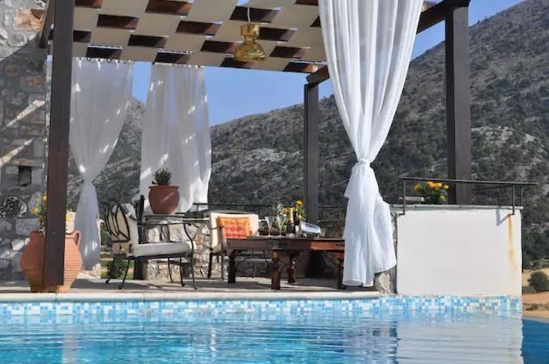 Πανέμορφα σπίτια στην Ελλάδα για διακοπές -Με εκπληκτική θέα και πισίνα, από 25 ευρώ [εικόνες]  | iefimerida.gr 3