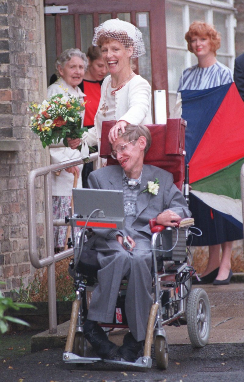 Η ταραχώδης προσωπική ζωή του Χόκινγκ  -Οι δύο γάμοι, οι απιστίες και οι φήμες περί κακοποίησης [εικόνες] | iefimerida.gr 4