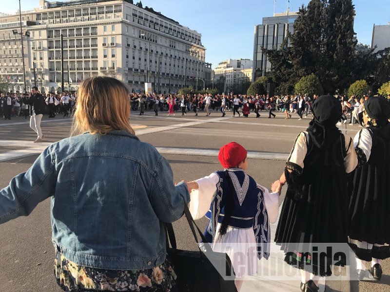 Εκπληκτοι περαστικοί και τουρίστες: Ξαφνικά στο Σύνταγμα χορευτές με παραδοσιακές στολές έστησαν χορό! [εικόνες & βίντεο] | iefimerida.gr 1