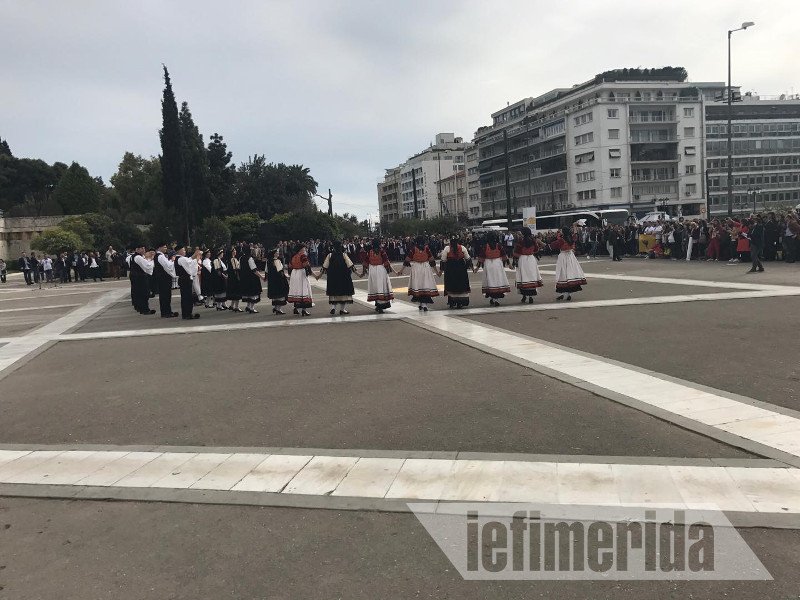 Εκπληκτοι περαστικοί και τουρίστες: Ξαφνικά στο Σύνταγμα χορευτές με παραδοσιακές στολές έστησαν χορό! [εικόνες & βίντεο] | iefimerida.gr 7