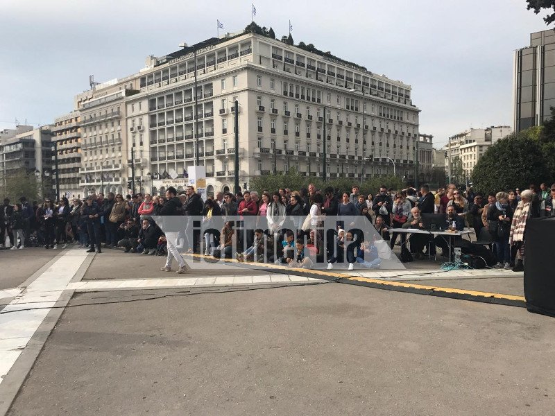 Εκπληκτοι περαστικοί και τουρίστες: Ξαφνικά στο Σύνταγμα χορευτές με παραδοσιακές στολές έστησαν χορό! [εικόνες & βίντεο] | iefimerida.gr 6