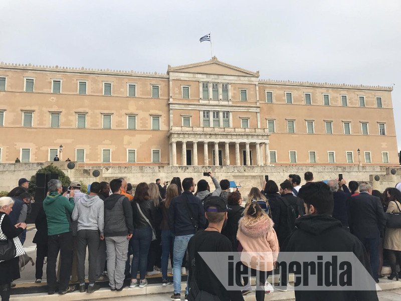 Εκπληκτοι περαστικοί και τουρίστες: Ξαφνικά στο Σύνταγμα χορευτές με παραδοσιακές στολές έστησαν χορό! [εικόνες & βίντεο] | iefimerida.gr 5