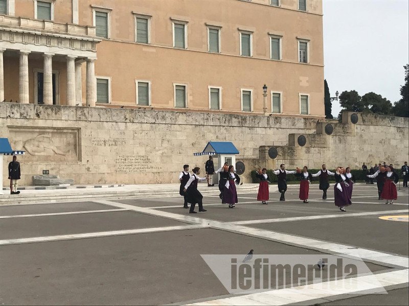 Εκπληκτοι περαστικοί και τουρίστες: Ξαφνικά στο Σύνταγμα χορευτές με παραδοσιακές στολές έστησαν χορό! [εικόνες & βίντεο] | iefimerida.gr 4
