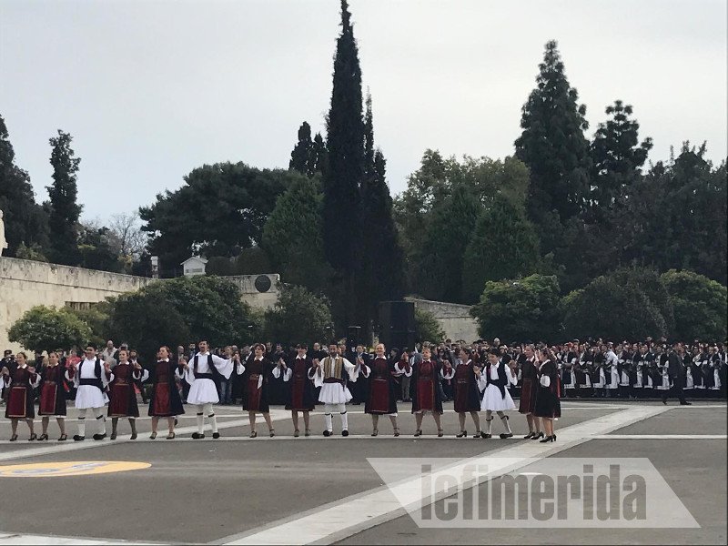 Εκπληκτοι περαστικοί και τουρίστες: Ξαφνικά στο Σύνταγμα χορευτές με παραδοσιακές στολές έστησαν χορό! [εικόνες & βίντεο] | iefimerida.gr 3