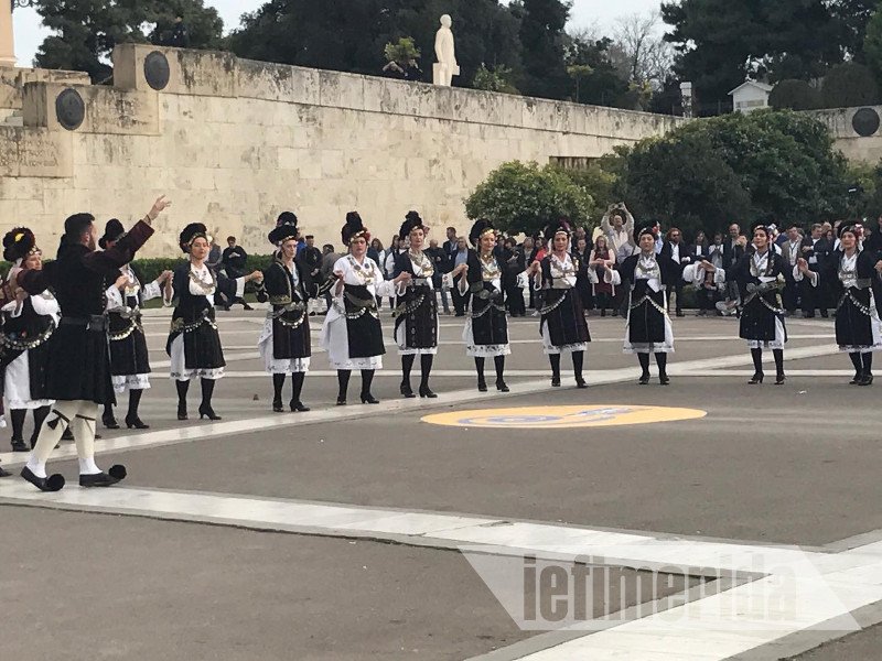 Εκπληκτοι περαστικοί και τουρίστες: Ξαφνικά στο Σύνταγμα χορευτές με παραδοσιακές στολές έστησαν χορό! [εικόνες & βίντεο] | iefimerida.gr 0