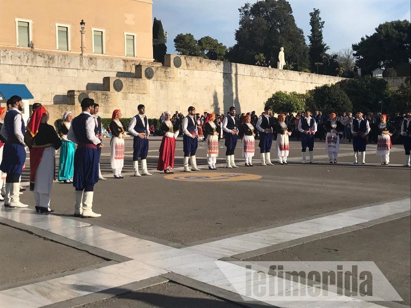 Εκπληκτοι περαστικοί και τουρίστες: Ξαφνικά στο Σύνταγμα χορευτές με παραδοσιακές στολές έστησαν χορό! [εικόνες & βίντεο] | iefimerida.gr 2