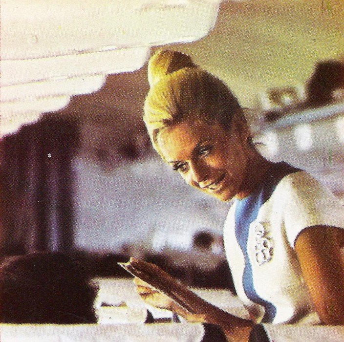 Οι θρυλικές στολές των αεροσυνοδών της Ολυμπιακής επί Ωνάση -Οταν έδινε «χρυσό» για να τις ντύσει [εικόνες] | iefimerida.gr 3