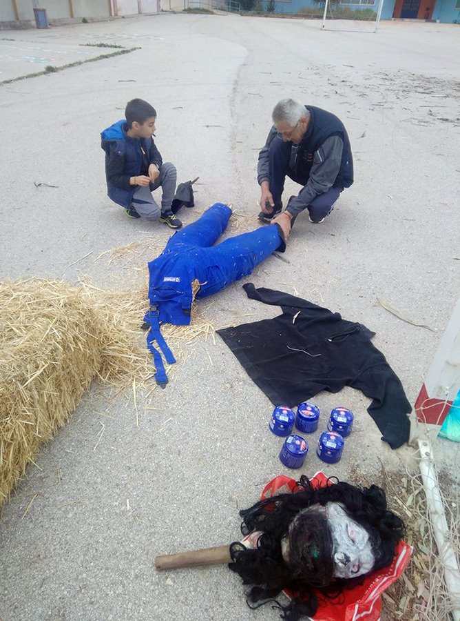 Στη Νέα Κίο ετοιμάζονται για το κάψιμο του Βαρραβά [εικόνες] | iefimerida.gr 0