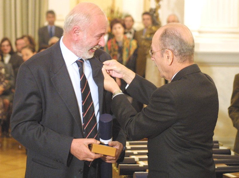 Η βράβευσή του από τον Κωστή Στεφανόπουλο