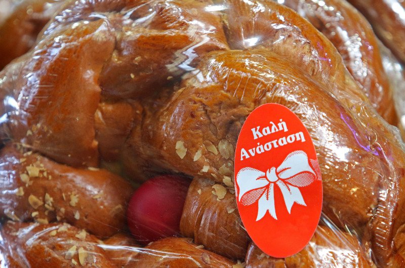 Τι συμβολίζει η λαμπάδα και το τσουρέκι του Πάσχα | iefimerida.gr 3