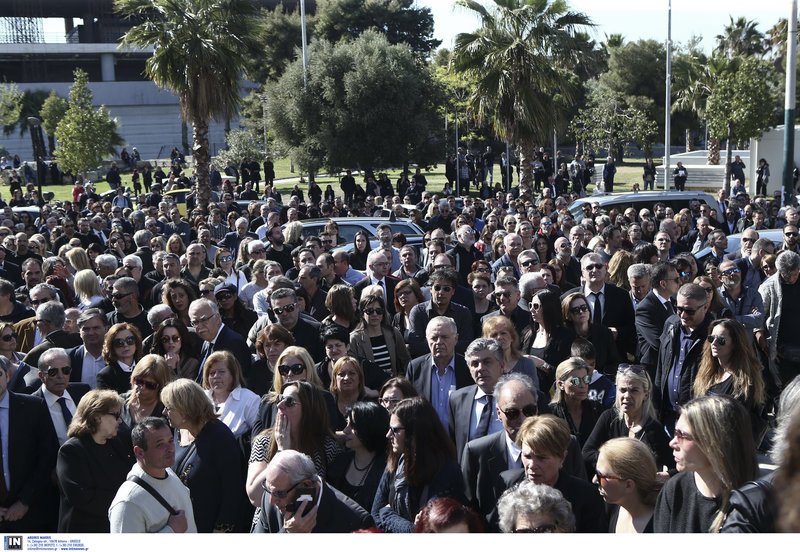 Το τελευταίο αντίο στον Στέλιο Σκλαβενίτη -Χιλιάδες κόσμου στη κηδεία του [εικόνες & βίντεο] | iefimerida.gr 19