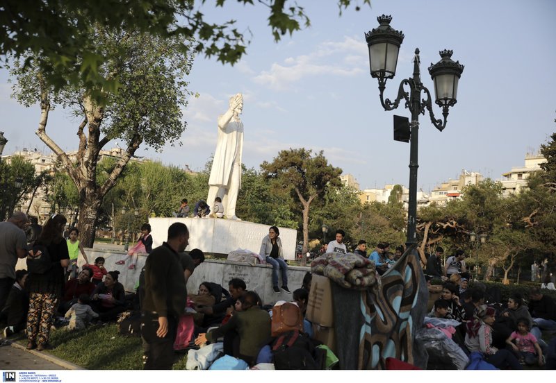 Θεσσαλονίκη: Στο άγαλμα του Βενιζέλου 60 πρόσφυγες -Δεν έχουν πού να μείνουν [εικόνες] | iefimerida.gr 1