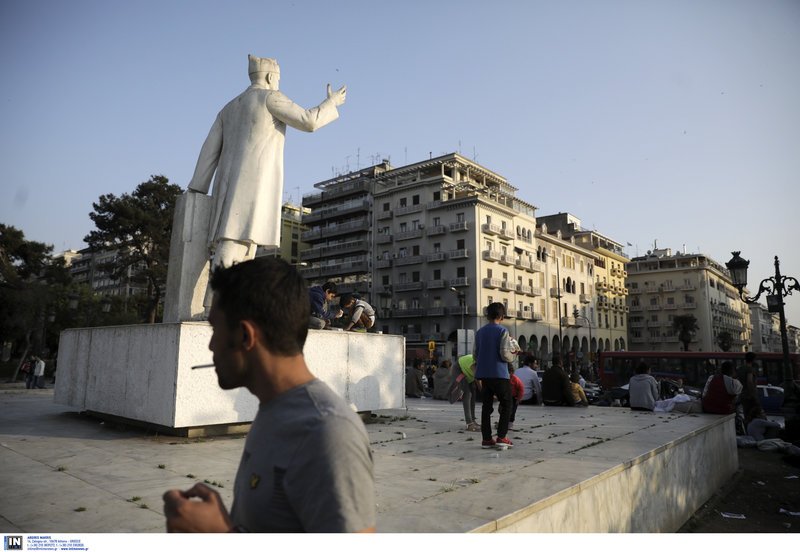 Θεσσαλονίκη: Στο άγαλμα του Βενιζέλου 60 πρόσφυγες -Δεν έχουν πού να μείνουν [εικόνες] | iefimerida.gr 3