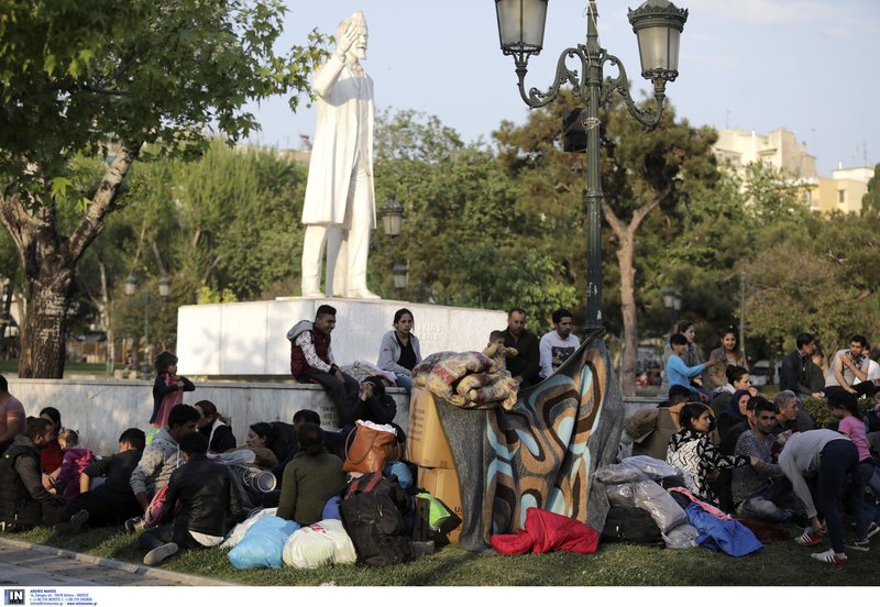 Θεσσαλονίκη: Στο άγαλμα του Βενιζέλου 60 πρόσφυγες -Δεν έχουν πού να μείνουν [εικόνες] | iefimerida.gr 4