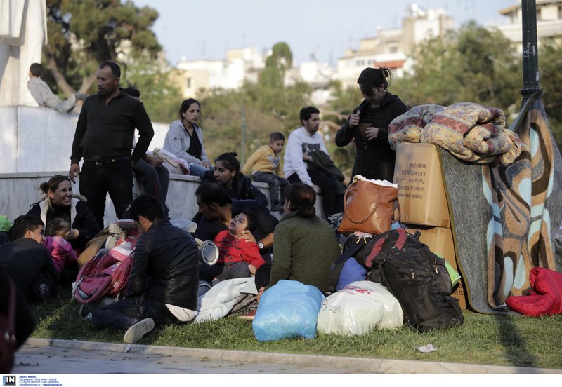 Θεσσαλονίκη: Στο άγαλμα του Βενιζέλου 60 πρόσφυγες -Δεν έχουν πού να μείνουν [εικόνες] | iefimerida.gr 5