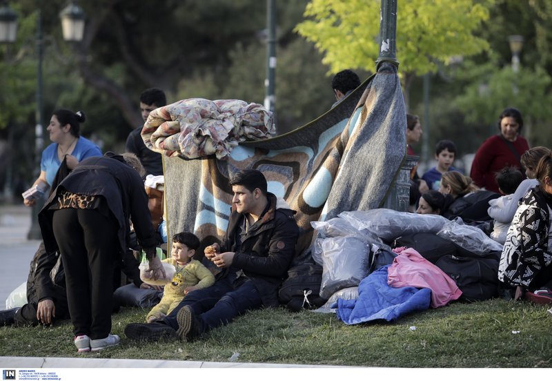 Θεσσαλονίκη: Στο άγαλμα του Βενιζέλου 60 πρόσφυγες -Δεν έχουν πού να μείνουν [εικόνες] | iefimerida.gr 6