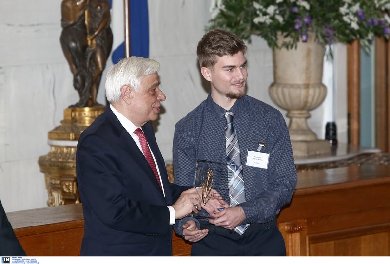 Ο Παυλόπουλος βράβευσε τους πρώτους των πρώτων του σχολικού έτους 2016-17 [εικόνες] | iefimerida.gr 4