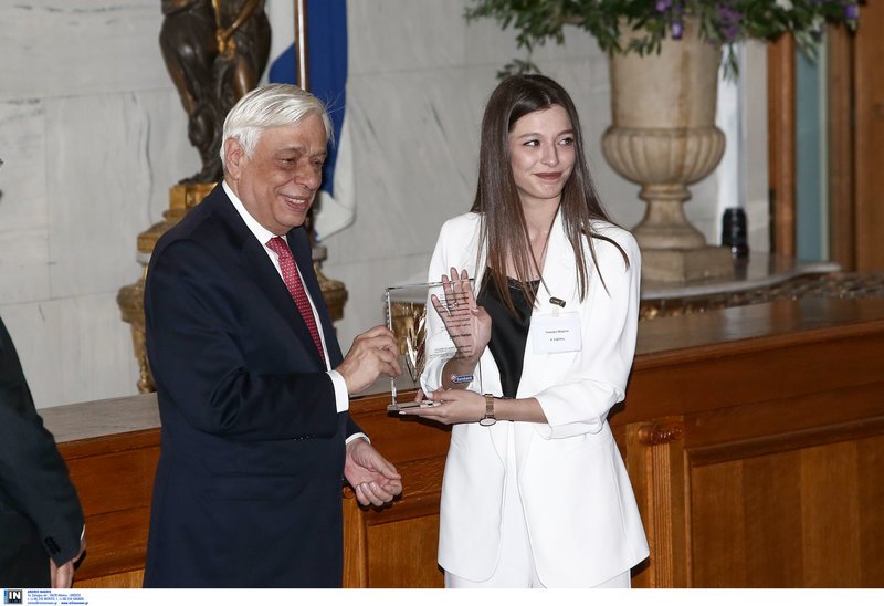 Ο Παυλόπουλος βράβευσε τους πρώτους των πρώτων του σχολικού έτους 2016-17 [εικόνες] | iefimerida.gr 3