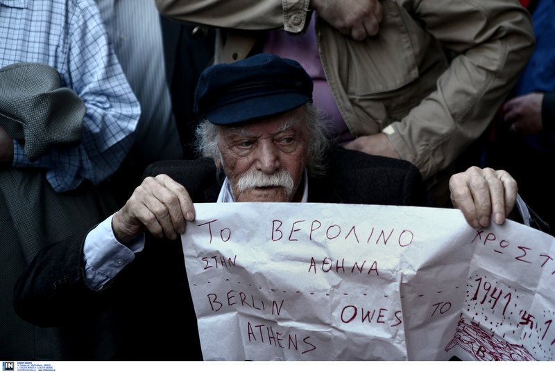Πορεία για τις γερμανικές αποζημιώσεις -Θυροκόλλησαν ψήφισμα στην πρεσβεία [εικόνες] | iefimerida.gr 3