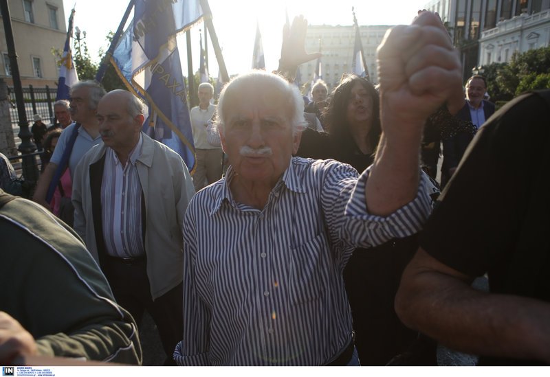 Πορεία για τις γερμανικές αποζημιώσεις -Θυροκόλλησαν ψήφισμα στην πρεσβεία [εικόνες] | iefimerida.gr 4