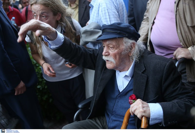 Πορεία για τις γερμανικές αποζημιώσεις -Θυροκόλλησαν ψήφισμα στην πρεσβεία [εικόνες] | iefimerida.gr 6