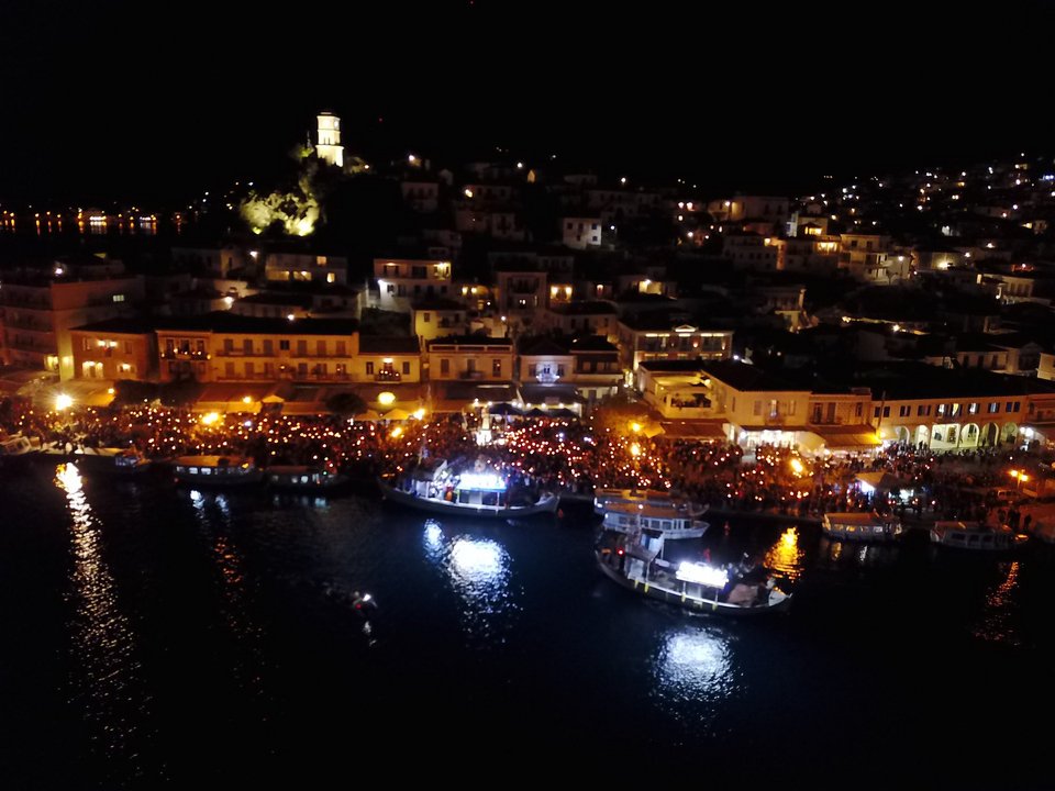 Στον Πόρο ο επιτάφιος μεταφέρθηκε με το παραδοσιακό γρι-γρι για την εκκλησία [εικόνες & βίντεο] | iefimerida.gr 3