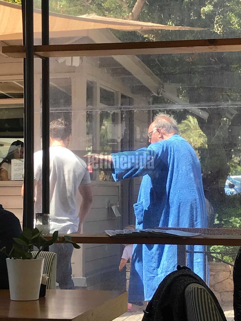 Εικόνες: Ο Θόδωρος Πάγκαλος ξεκίνησε τις βουτιές στη λίμνη Βουλιαγμένης  | iefimerida.gr 1