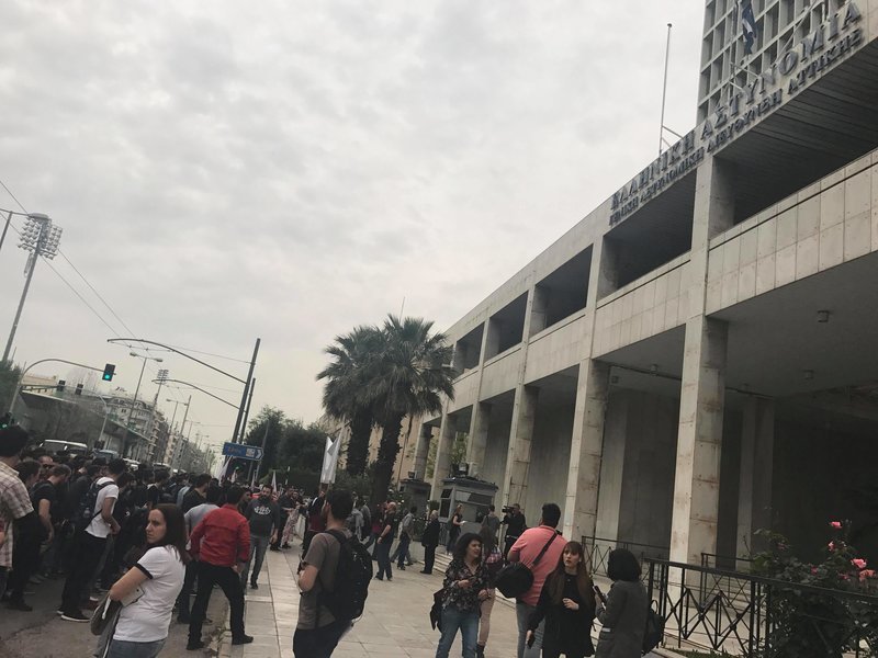 Βίντεο: Ξύλο ΜΑΤ σε διαδηλωτές στο αντιπολεμικό συλλαλητήριο -Προσπαθούσαν να γκρεμίσουν το άγαλμα Τρούμαν | iefimerida.gr 6